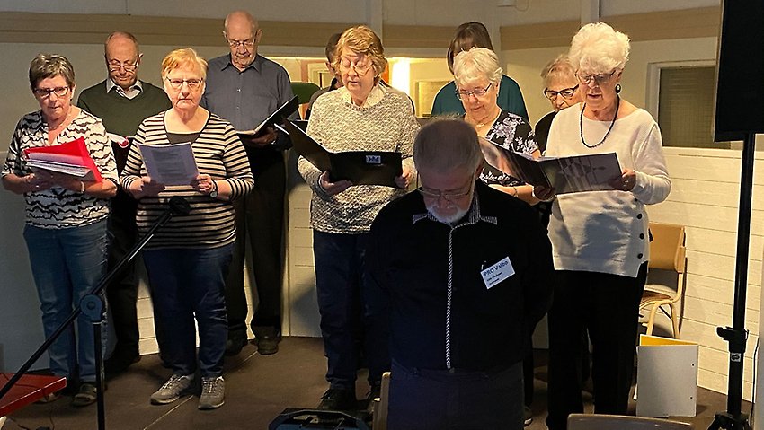 En parentation över de medlemmar som gått bort under året inledde mötet. Olle Olofsson tände ett ljus och efter en tyst minut sjöng kören.