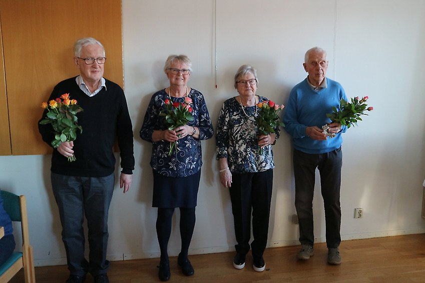 Sven Jarl, Mona Larsson, Gunhild Dolk och Roland Nilsson tackades med blommor.