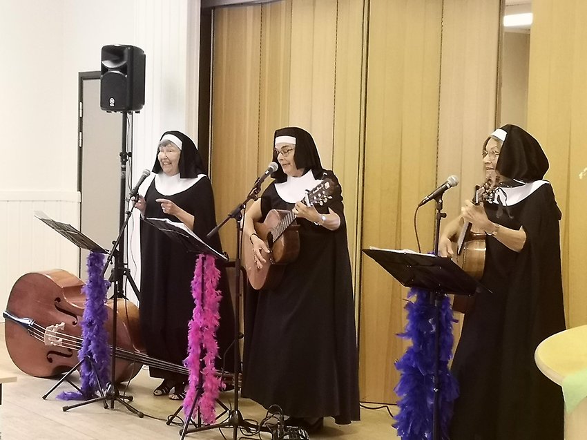 Nunnorna sjunger "En man i byrålådan"