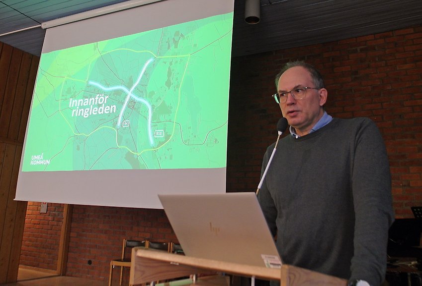 Thomas Lundgren, samhällsplanerare på Umeå kommun.  Han står framför en storbild och visar på området i Umeå innanför Ringleden 