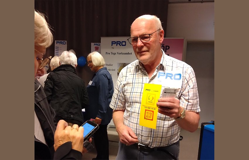 PRO Tegs kassör Stephan Fridner informerar och försäljer trippelskraplotter på Seniormässan i Umeå
