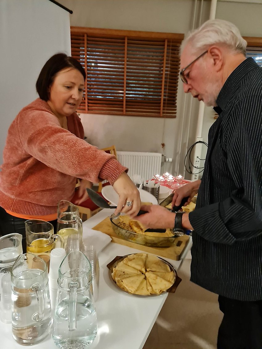 Vår ordförande Hans Roslund lär sig laga ukrainska delikatesser.