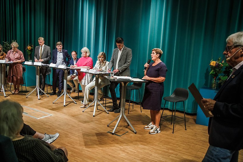 Ylva Thörn pratar framför ledande politiker på äldreriksdagen