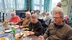 Medlemmar äter lunch tillsammans