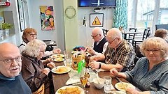 Medlemmar äter lunch tillsammans