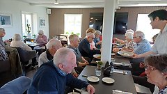 Medlemmar äter lunch tillsammans