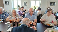 Medlemmar äter lunch tillsammans