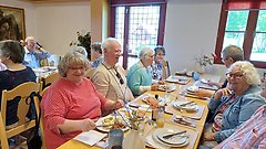 Medlemmar äter lunch tillsammans