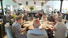 Medlemmar äter lunch tillsammans