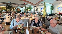 Medlemmar äter lunch tillsammans