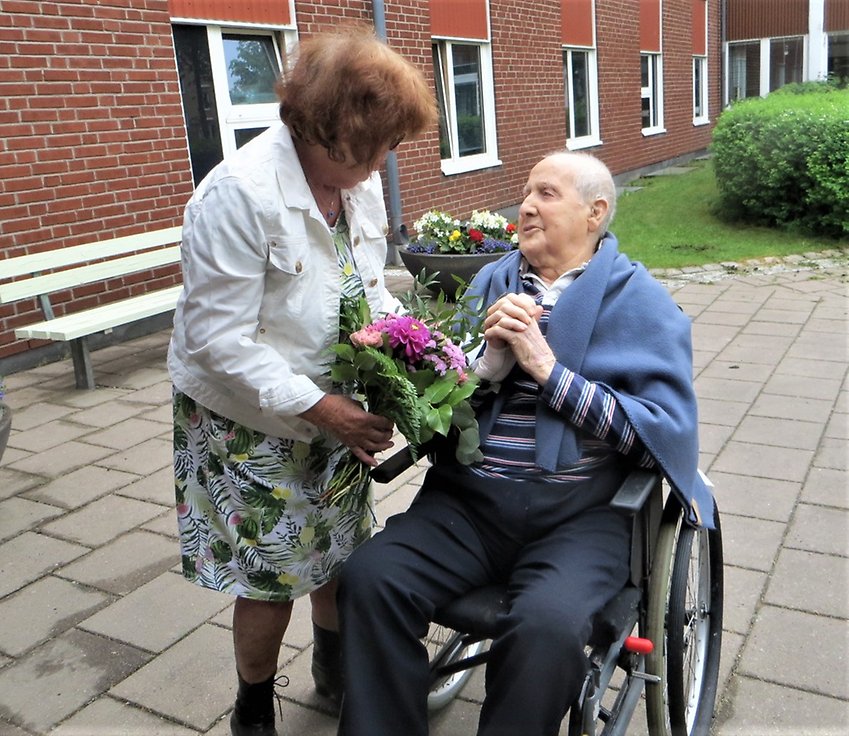 Lars uppvaktas på 100-årsdagen av PRO Skene