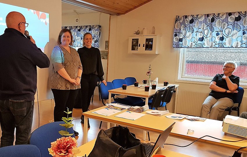 Folkhälsosamordnare och frivilligsamordnare besöker PRO Vargön. Foto: Christina Norlin Janson.