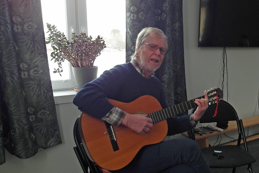 På PRO Tegs träff i Djäkneböle sjöng och spelade Göran Burén låtar av Evert Taube.
