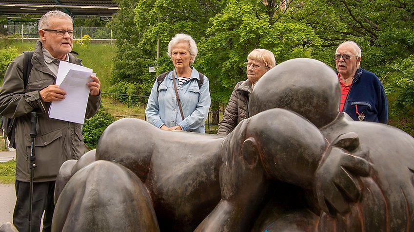 Framför Lobos skulptur Moderskap i Björkhagen.