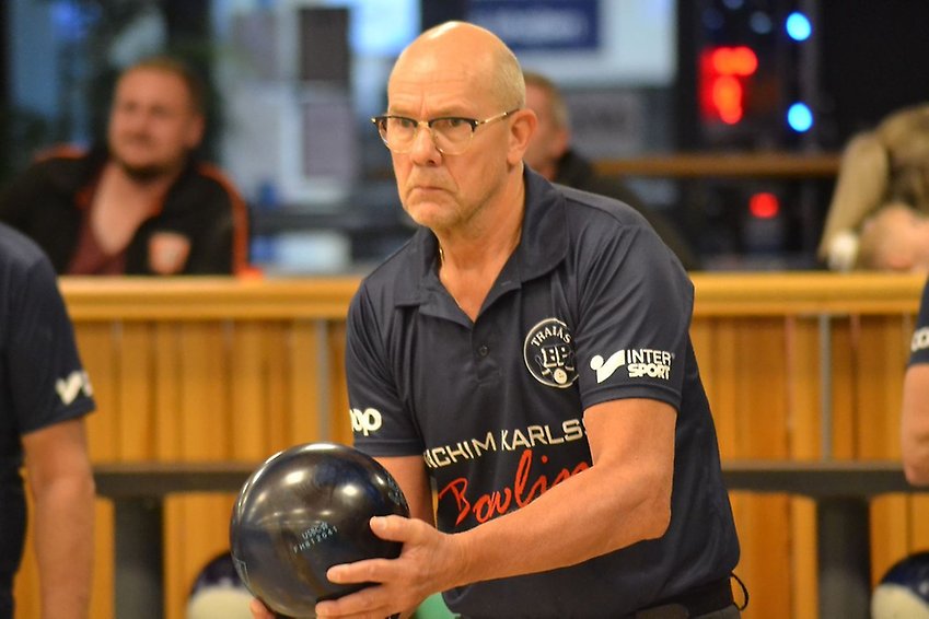 bowlingspelare siktar med bowlingklotet