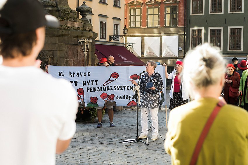 Christina Tallberg talar på en demonstration för kvinnors rättigheter
