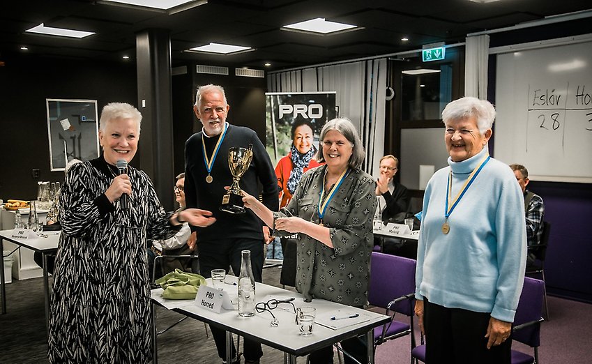 Åsa Lindestam delar ut pris till vinnarna från PRO Horred