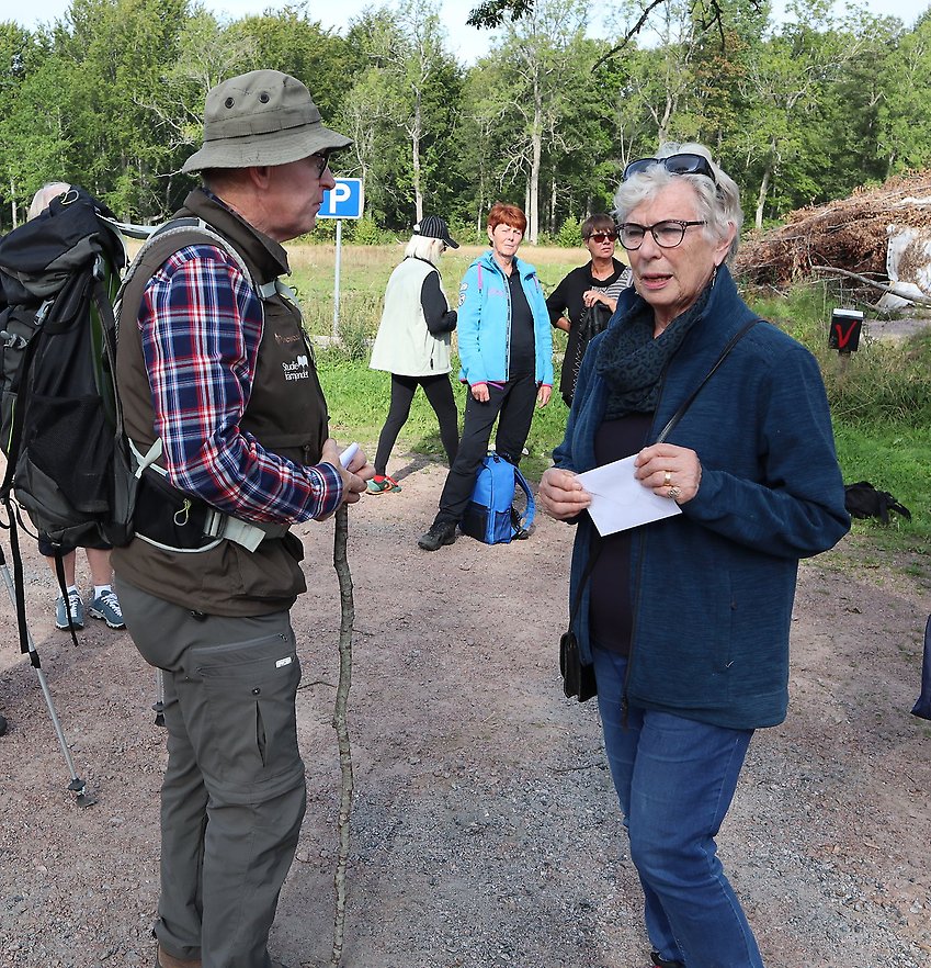 Birgitta tackar Ingvar för en toppen guidning. Foto: Iréne Larsson