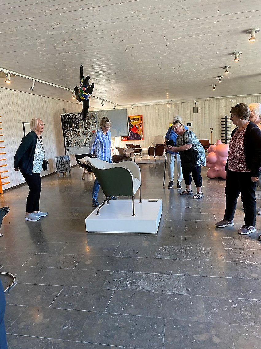 Nästa besök blev Källemo AB, där vi fick en
utomordentligt bra guidning. Källemo tillverkar möbler i samarbete med
designers och formgivare