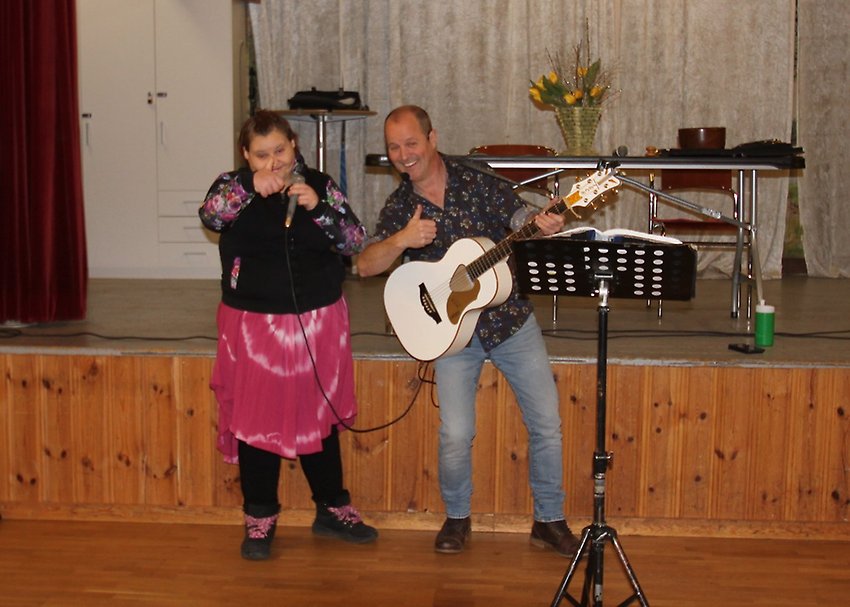 Anneli och Johan spelar och sjunger visor.