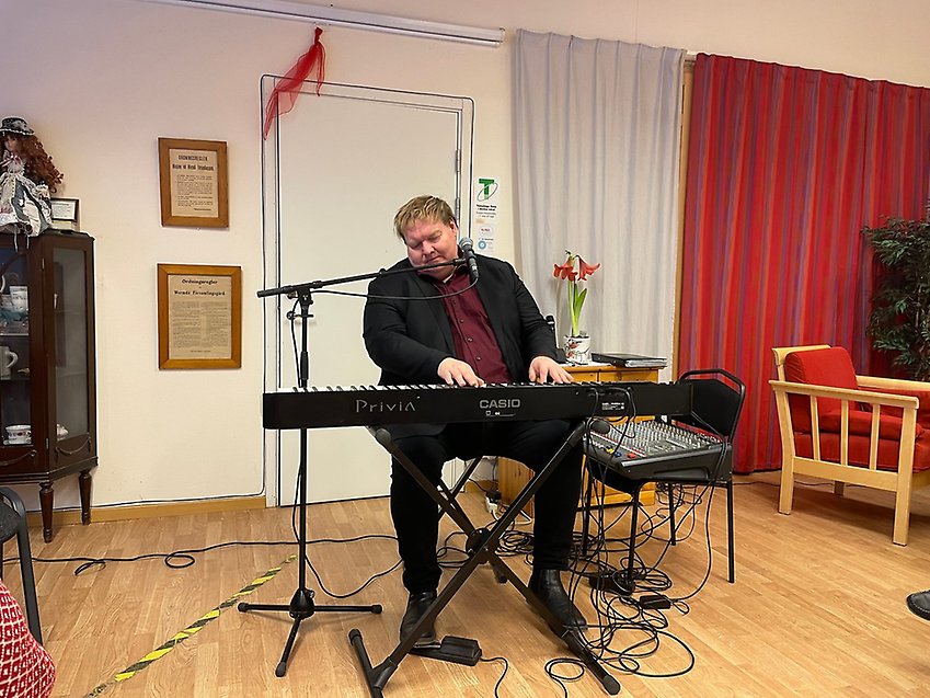 Olle Eilestam spelade och sjöng schlagers och evergreens
