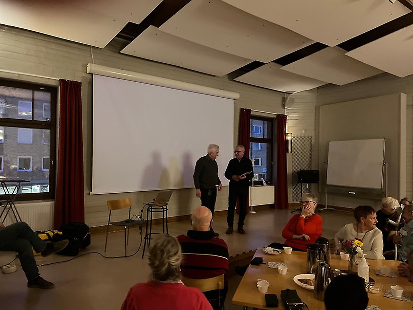 Kenneth Ågren tackas av Tommy Forsberg efter ett fantastiskt föredrag