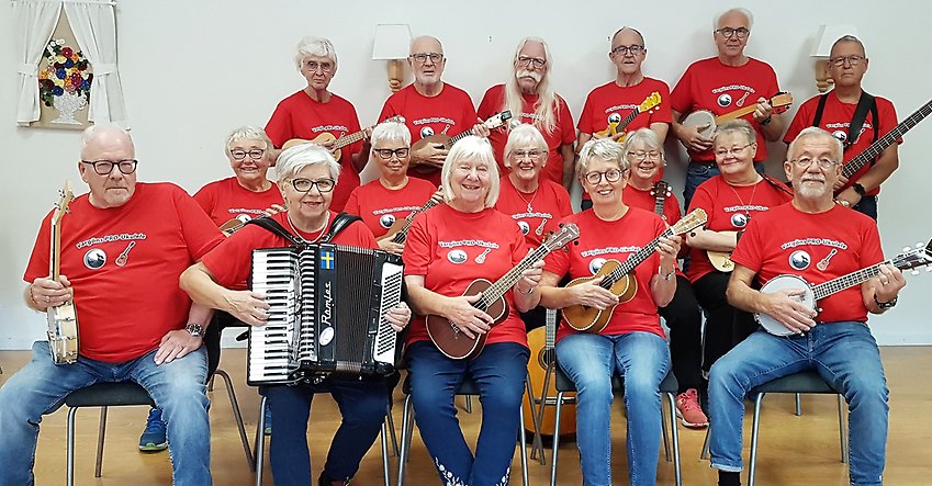 PRO Vargöns ukulelegrupp har nya, fina, röda tröjor. Foto: Christina Norlin Janson.