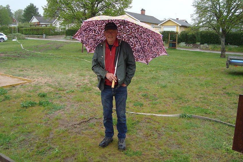 Kalle tar skydd undan regnet när Olle paddar