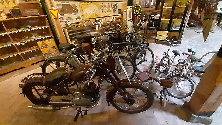 Mopeder och cyklar från förr