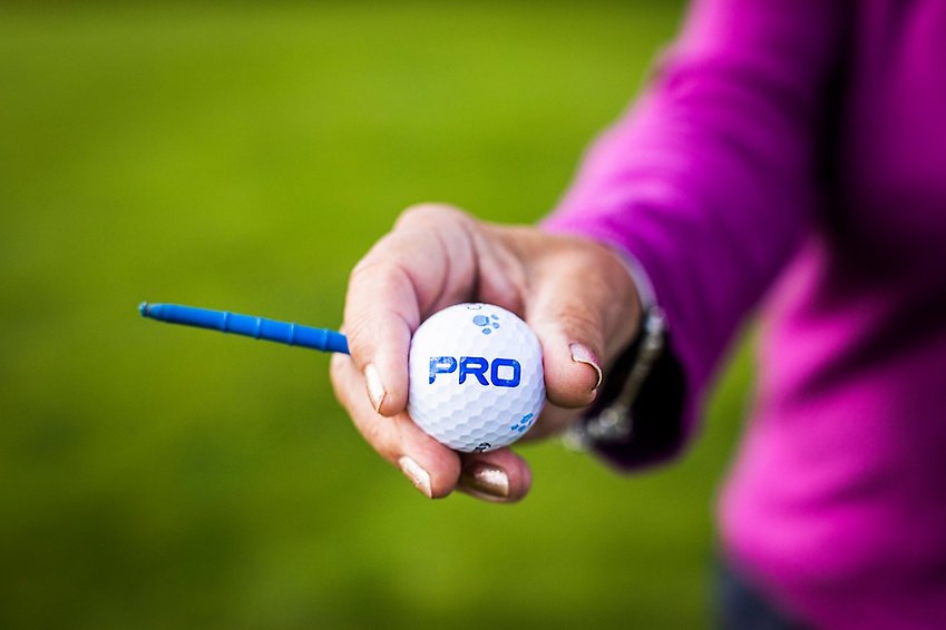 PRO:s logotype på en golfboll