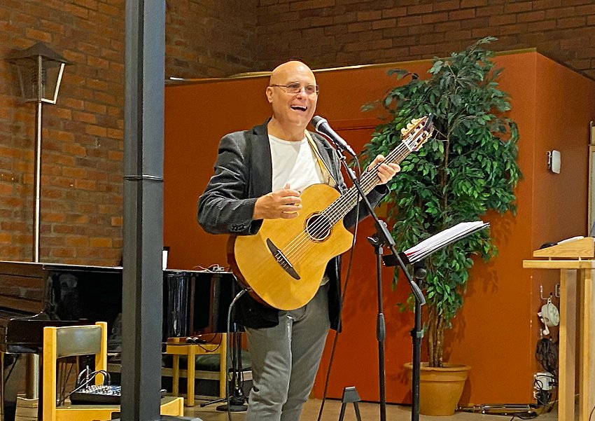 På PRO Teg medlemsträff underhöll Patrik Frohm med sång, musik och quissfrågor