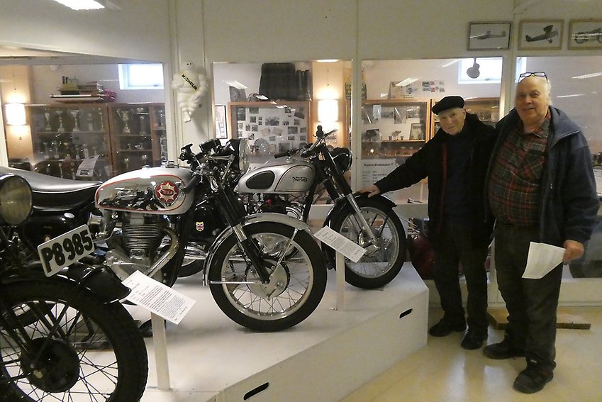 Stig samt vår museeguide vid den motorcykel som Stig:s farbror skänkt