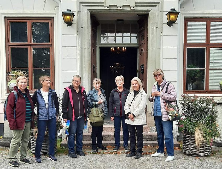 7 damer står utanför Kaggholms slott