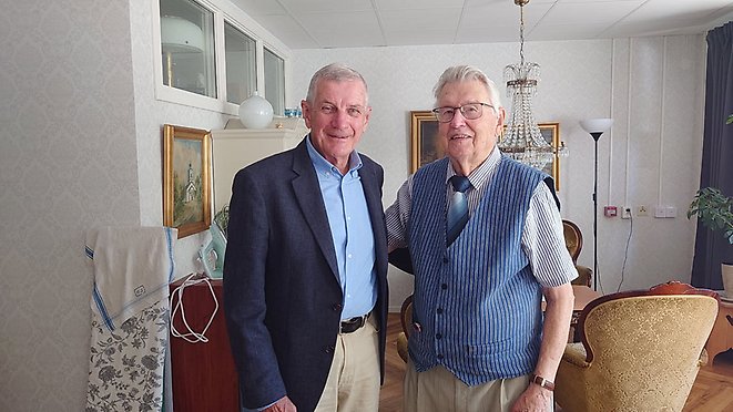 Arne Önnefors är på Kvarngården och gratulerar Arne Svensson som fyller 100 år