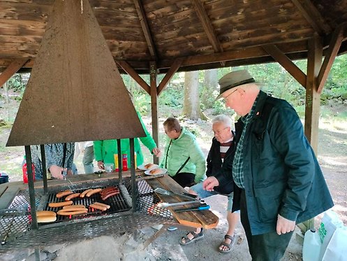Grillmästare Stig-Åke fixar grillen. Foto: Sune Bromée