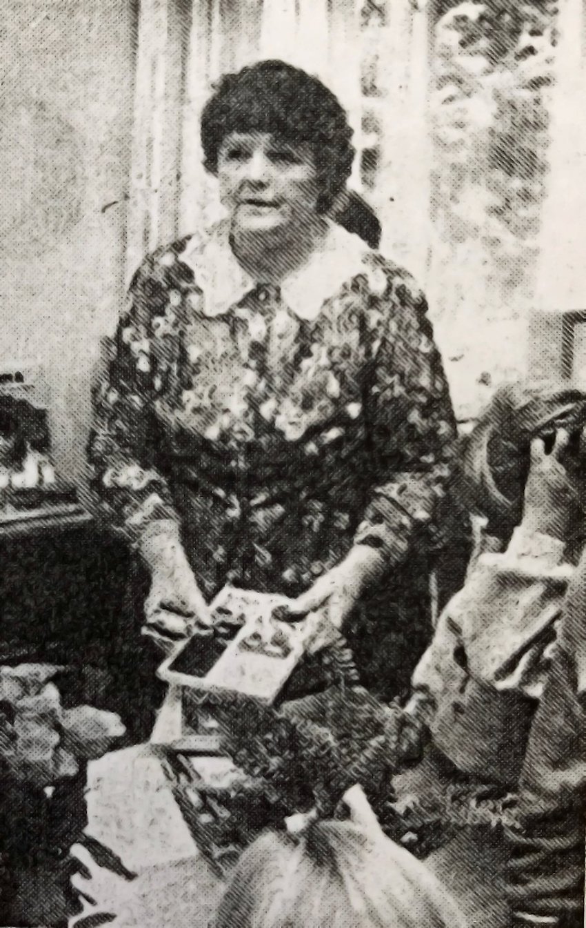 Hela Torhamns "bokmamma" Kerstin Olsson dränktes i blommor när byn äntligen fick tillbaka sitt bibliotek.