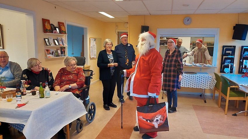 Julfest PRO Östhammar. Tomten kom på besök i Vinkelboda. Foto Lisbeth Eriksson