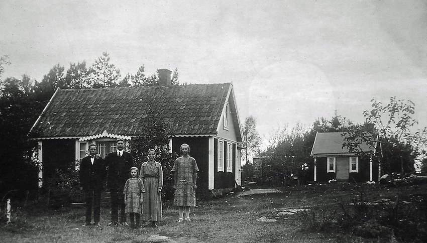 Personer från vänster: son Albert, fadern Johan, dotter Gerda, hustru Mathilda och dottern Sigrid.