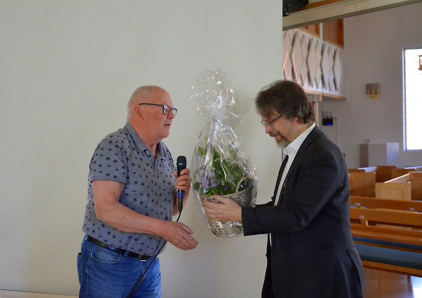 Ordförande Ronnie tackar föreläsaren Lars med en fin blomma.
