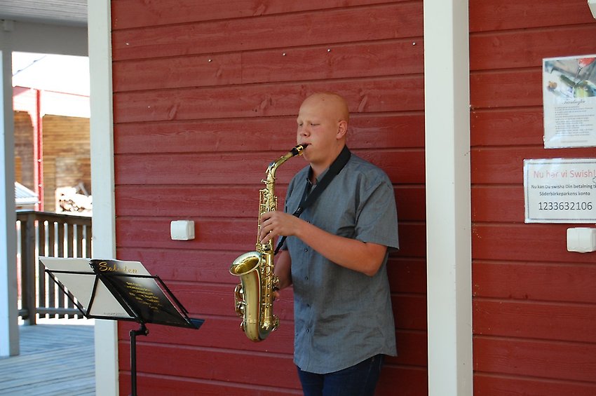 Jonatan Stefansson med saxofon 21/721 10