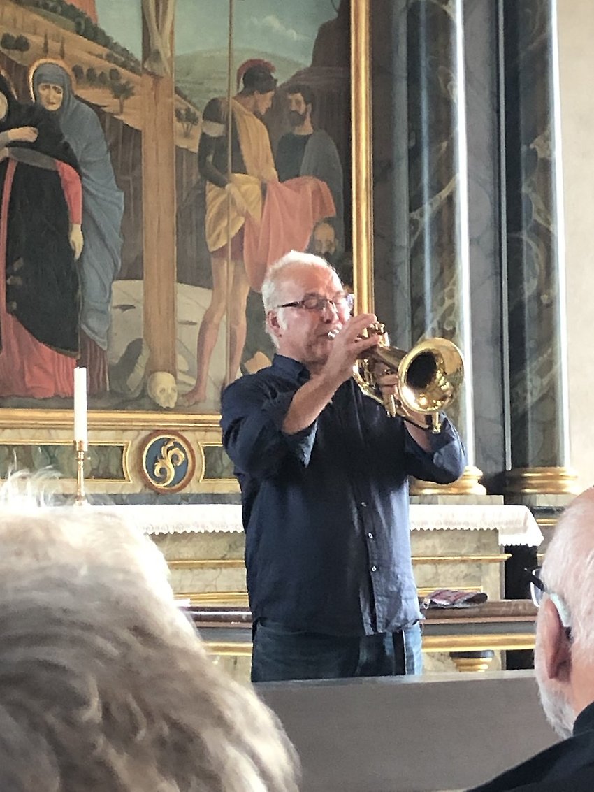 Gustav Hylén spelar trumpet i Gällö kyrka