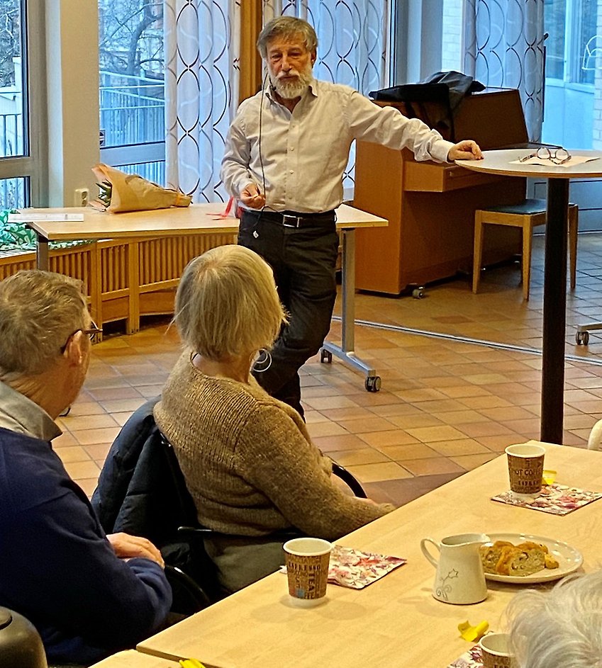Leif Pagrotsky pratar inför åhörare på ett möte