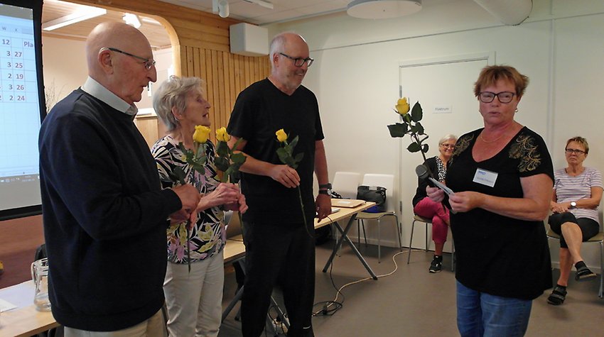 PRO Jämtland vann PRO Vetarnas uttagningstävling för Norra regionen. Efter vinsten delade PRO Tegs ordförande Gunilla Eriksson ut rosor och 2 Trippelskraplotter var till de glada vinnarna från vänster Herbert Almgren, Maria Frank och Jan Wrang.