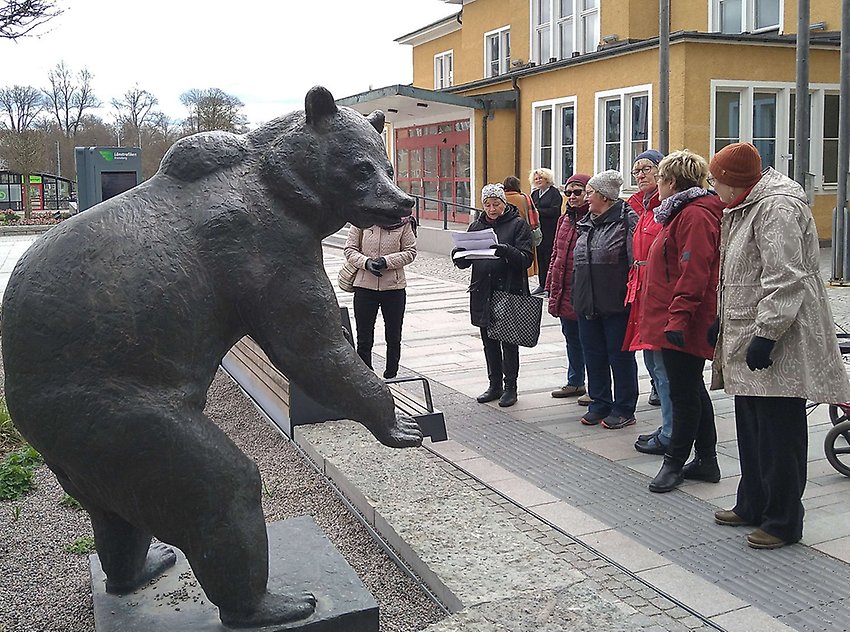 ”Slagbjörn”
utanför Växjö kommunhus. Konstnär: Arvid Knöppel
