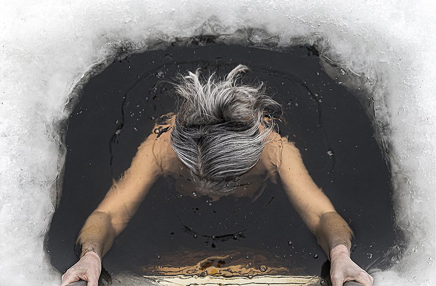 Kvinna badar i isvak. Foto: Helen Ahlbom