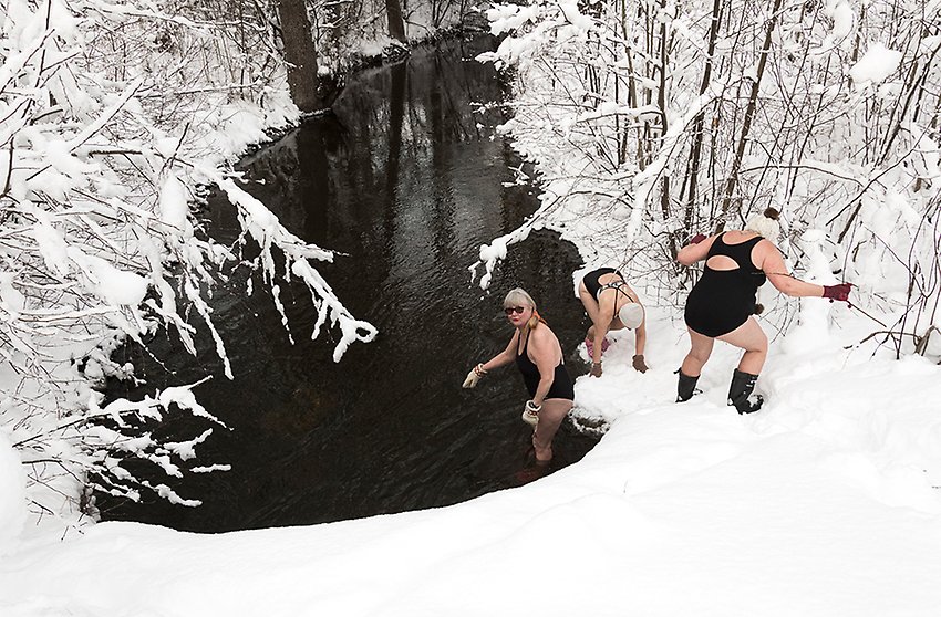 Kvinnor badar vinterbad i en bäck. Foto: Helena Ahlbom