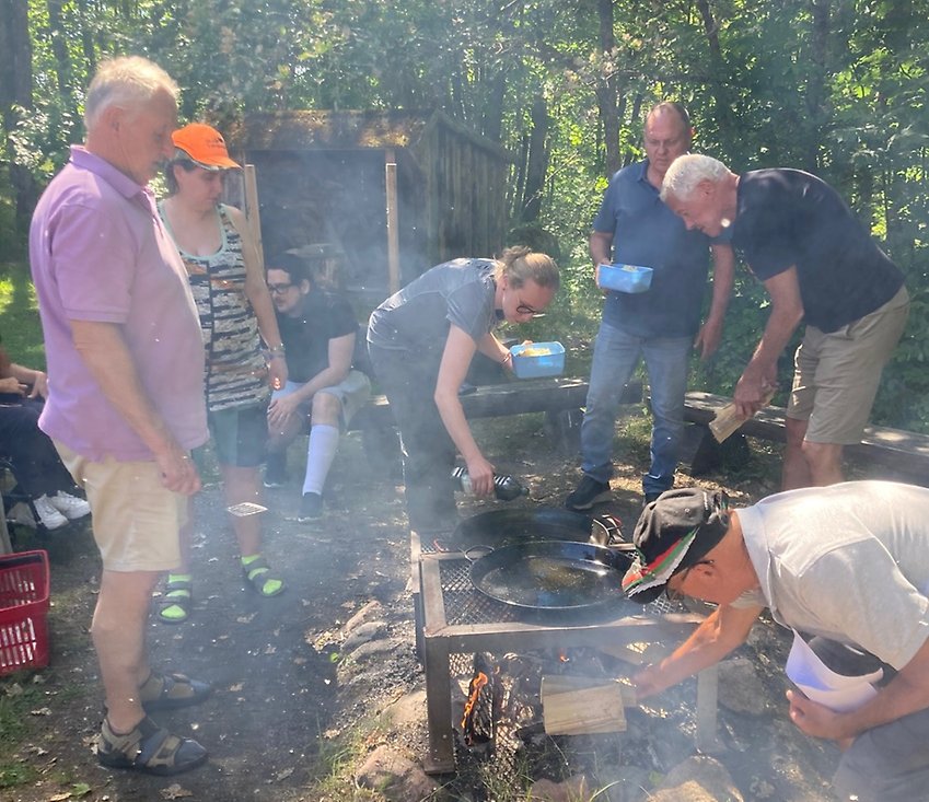 Naturskolan o deltagare från projektet lagar mat över öppen eld.