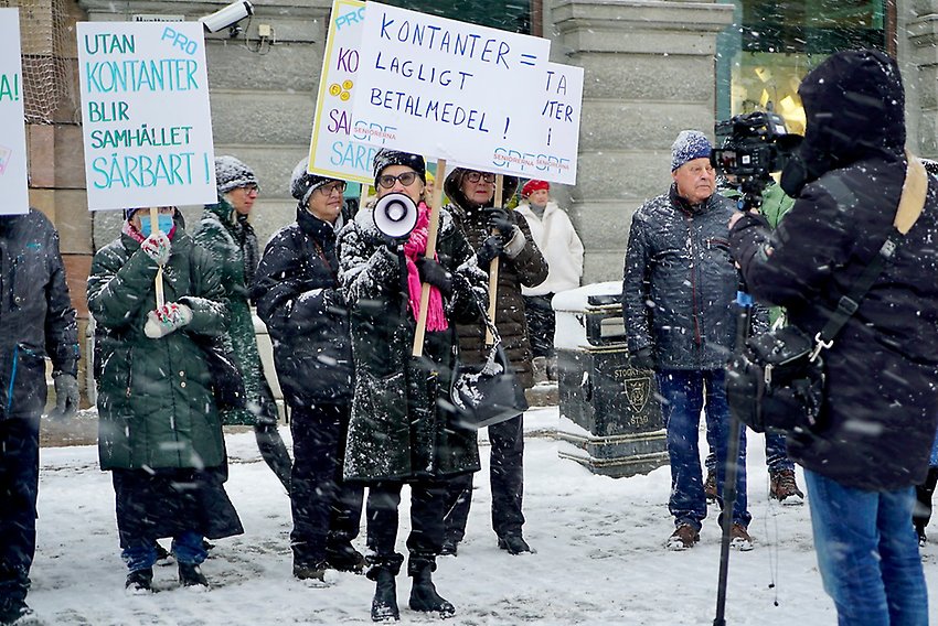 PRO och SPF Seniorerna demonstrerar för kontanternas bevarande utanför Riksdagshuset 2 december 2021