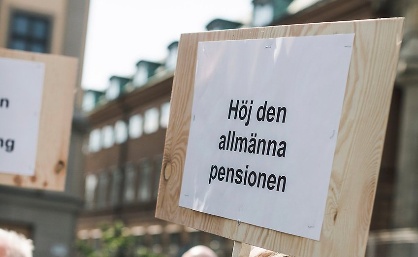 plakat med texten höj den allmänna pensionen