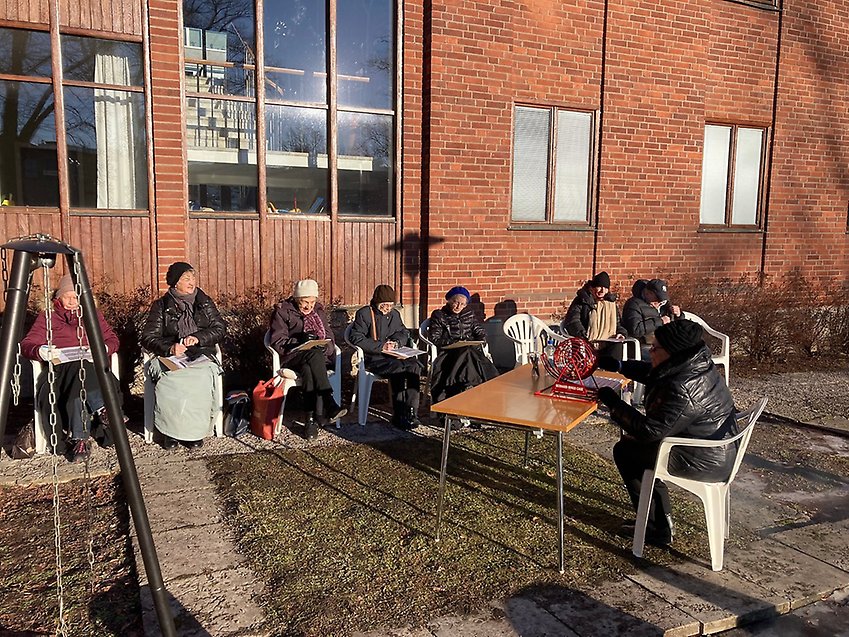 10 glada bingospelare i solskenet på Storgatan 11 den 7/2 2022